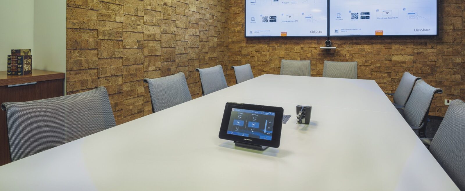 sala konferencyjna z ekranem na stole