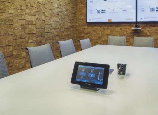 sala konferencyjna z ekranem na stole