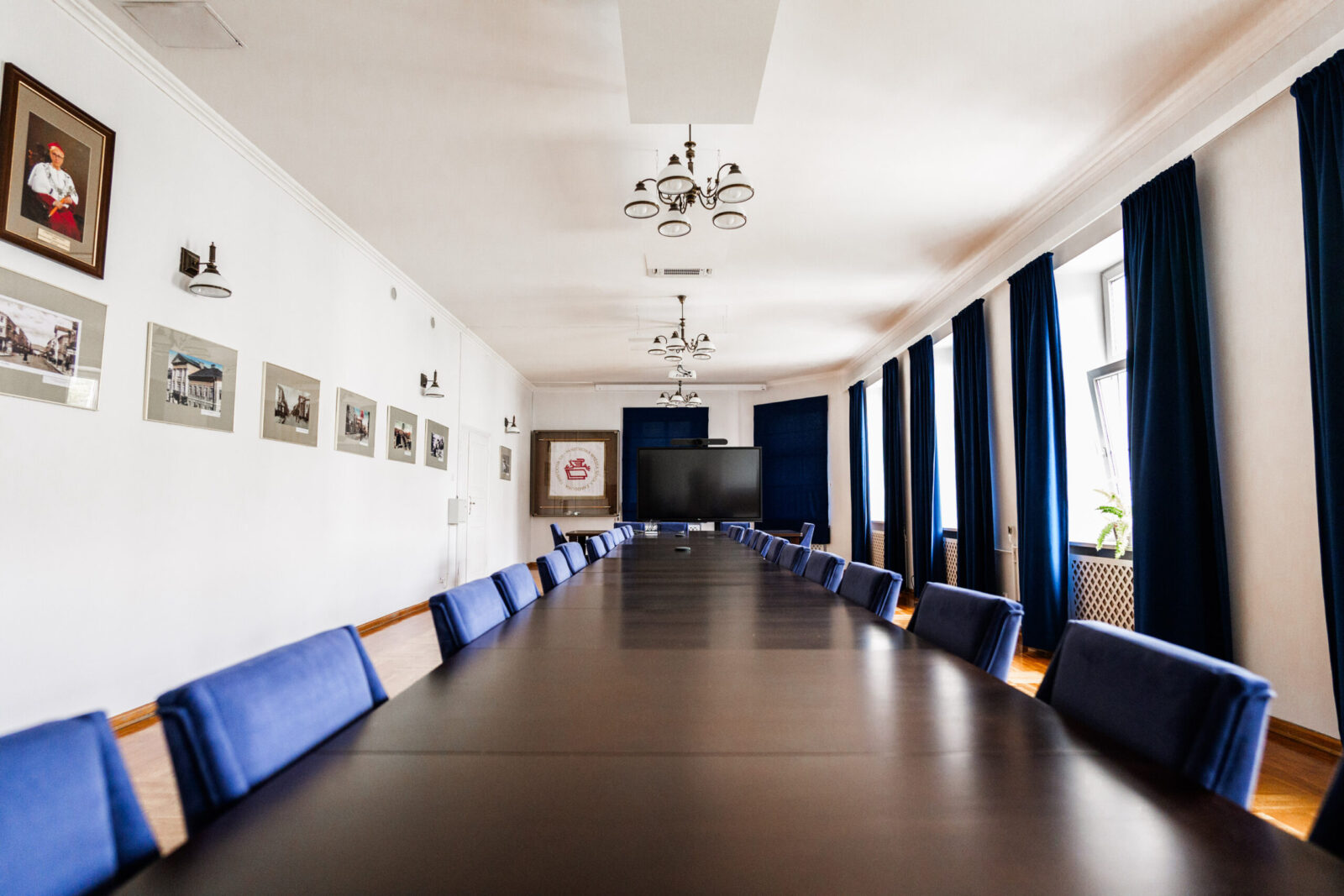 widok sali konferencyjnej, wpis Standaryzacja – Jak stworzyć standard AV na uczelni