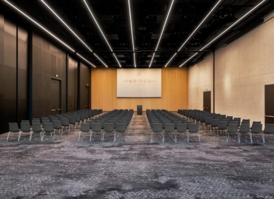 Widok pustych krzeseł na sali konferencyjnej