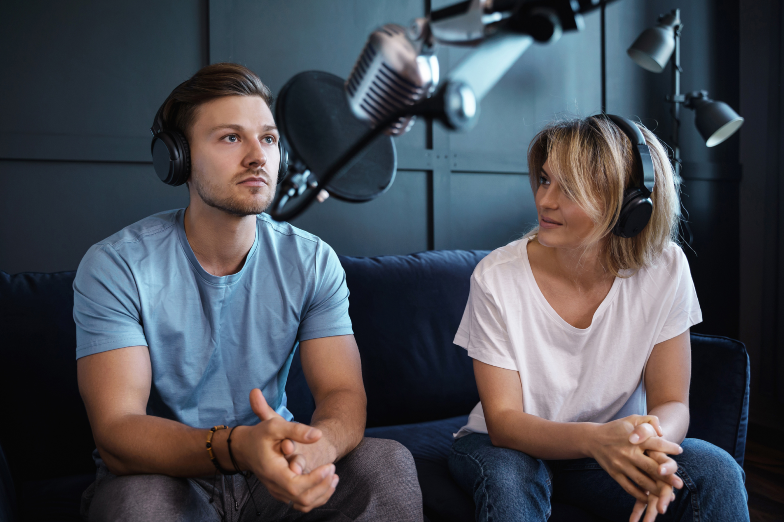 dwójka ludzi w studio nagraniowym