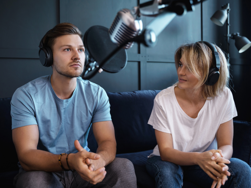 dwójka ludzi w studio nagraniowym